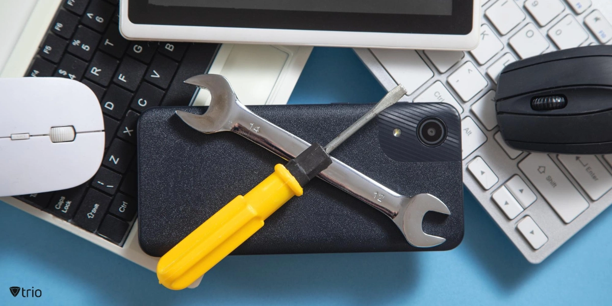 Laptop mit „Technischer Support“ auf dem Bildschirm