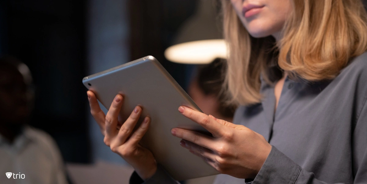 Mitarbeiterin nutzt iPad mit Konfiguration im Einzel-App-Modus