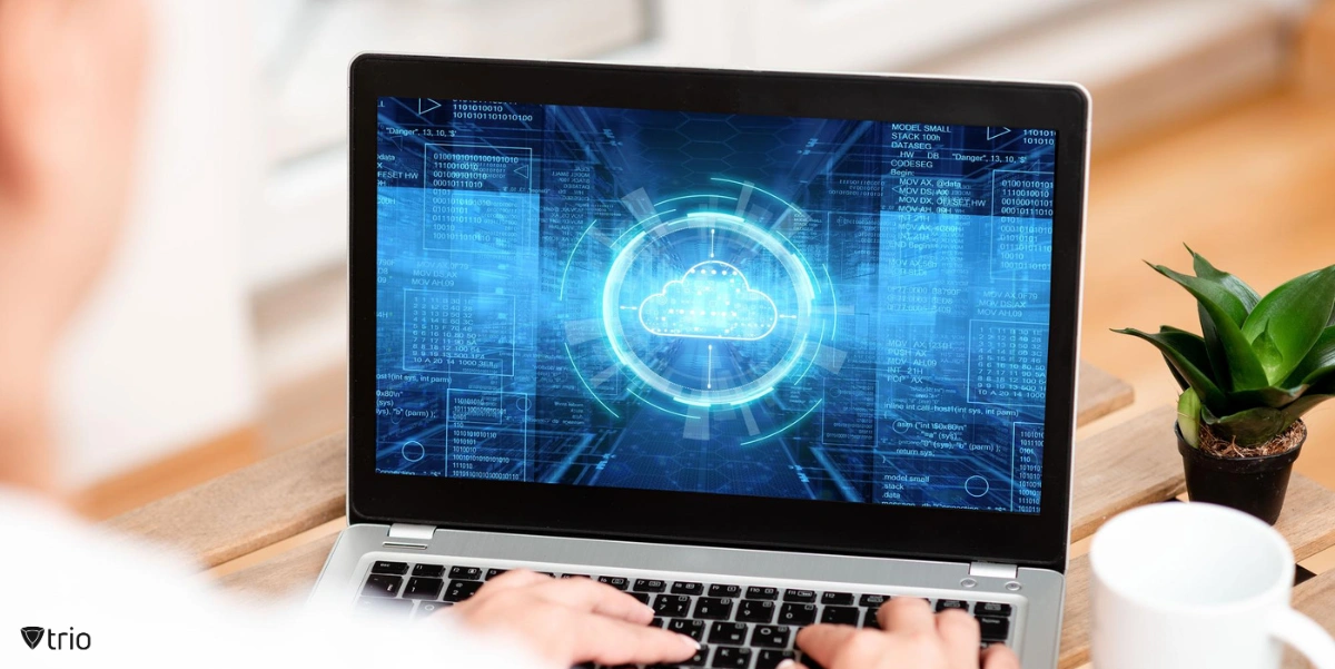 jemand arbeitet mit einem Laptop, auf dessen Bildschirm eine Wolke angezeigt wird