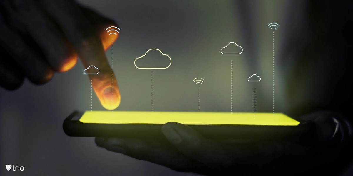 Techniker liest im Serverraum für Server-Hardware-Management vor
