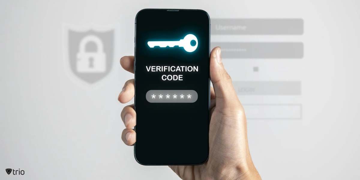 Mitarbeiter zeigen ihr Mobilgerät nebeneinander