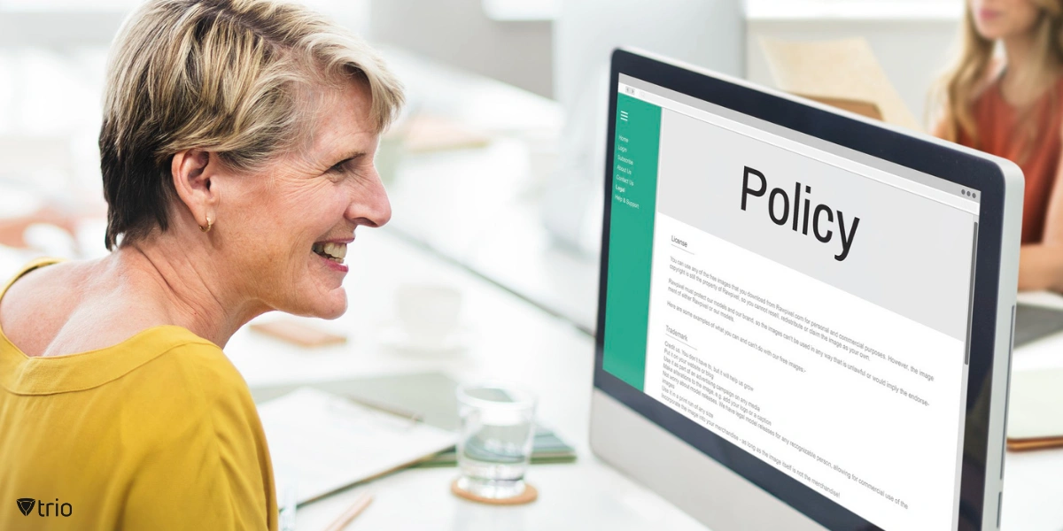Eine Person schaut auf einen Computermonitor, auf dem das Wort „Richtlinie“ angezeigt wird.