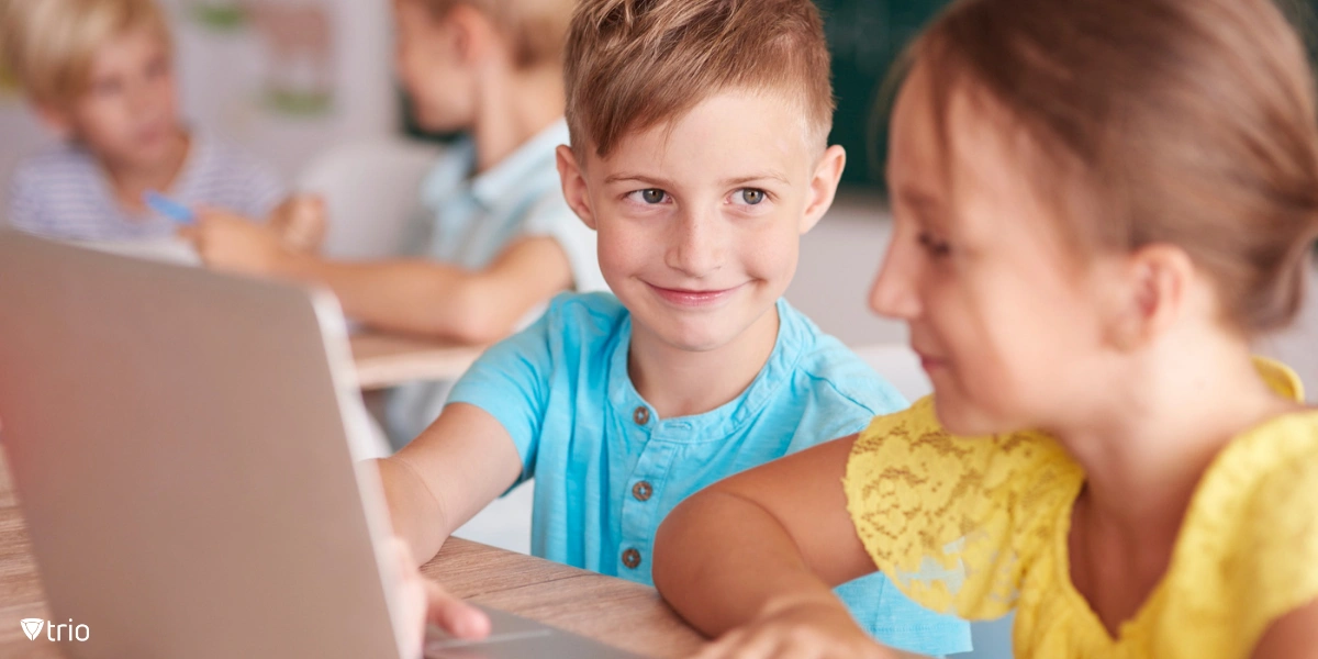 Junge und Mädchen arbeiten mit Laptop und nutzen ungefiltertes Schul-Internet