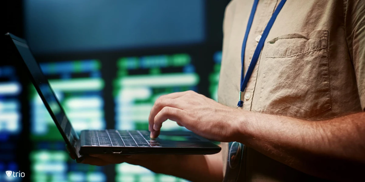 Ein Entwickler überwacht eine Serverfarm und sorgt für Sicherheit und Effizienz