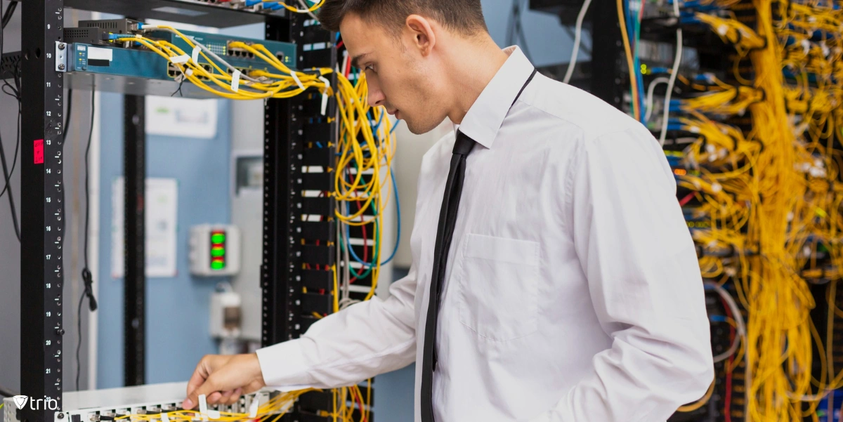 IT-Ingenieur, der mit IT-Infrastruktur arbeitet
