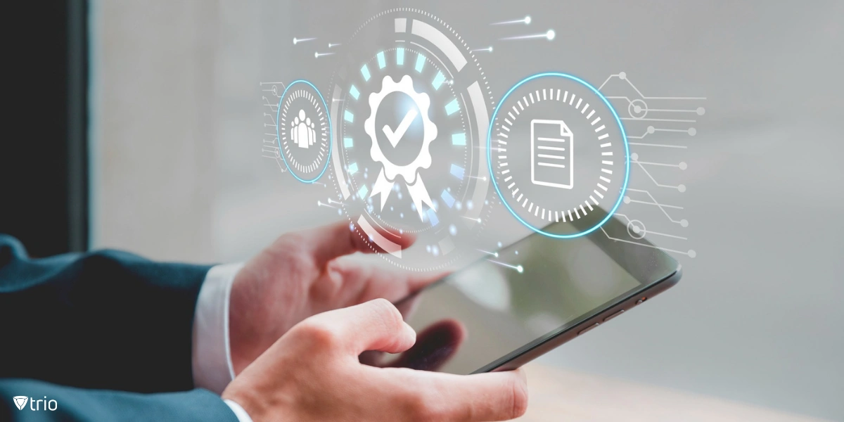 Ein Smartphone in den Händen eines Mitarbeiters, das von der Installation von Remote-Anwendungen profitiert