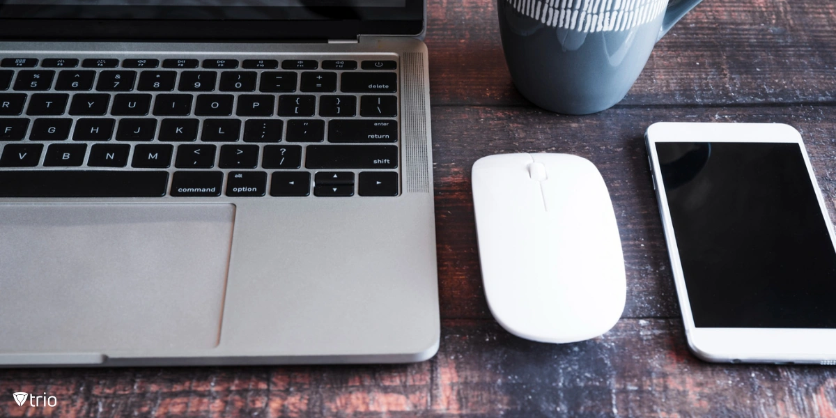 Apple-Geräte auf dem Schreibtisch mit einer Tasse