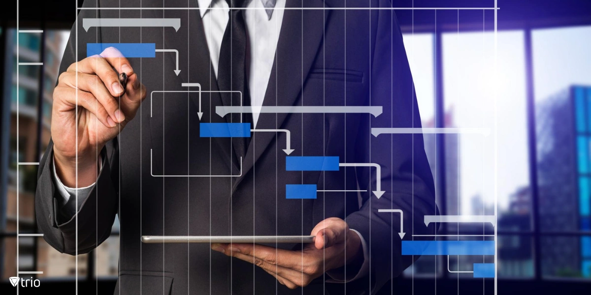 Mann im Anzug erstellt ein virtuelles Framework