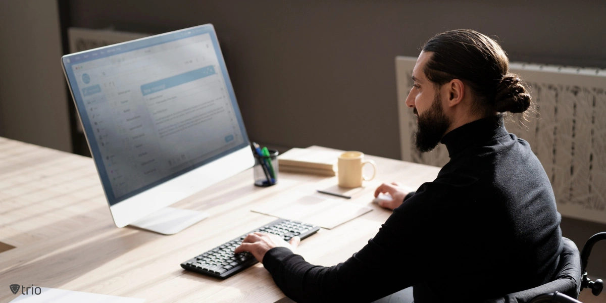 Mittlere Aufnahme eines IT-Administrators bei der Arbeit am Schreibtisch