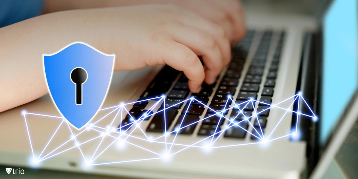 Kinderhände mit Laptop mit Grafik eines Schildes auf der Tastatur