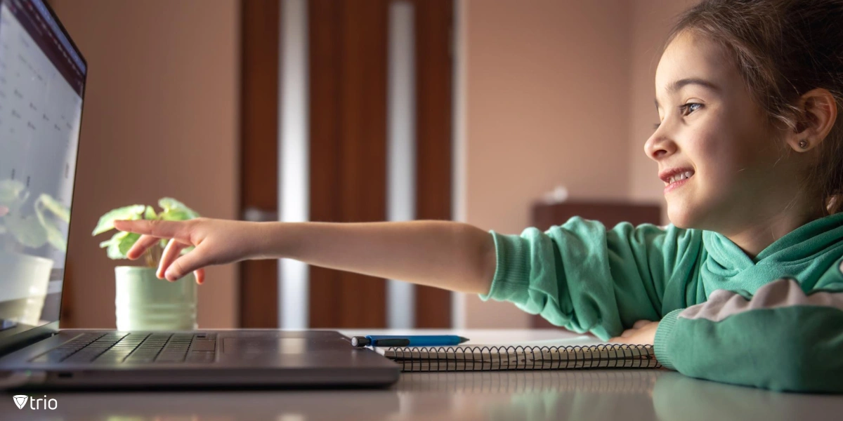Schüler, die digitale Kompetenz durch die Nutzung eines Laptops erwerben