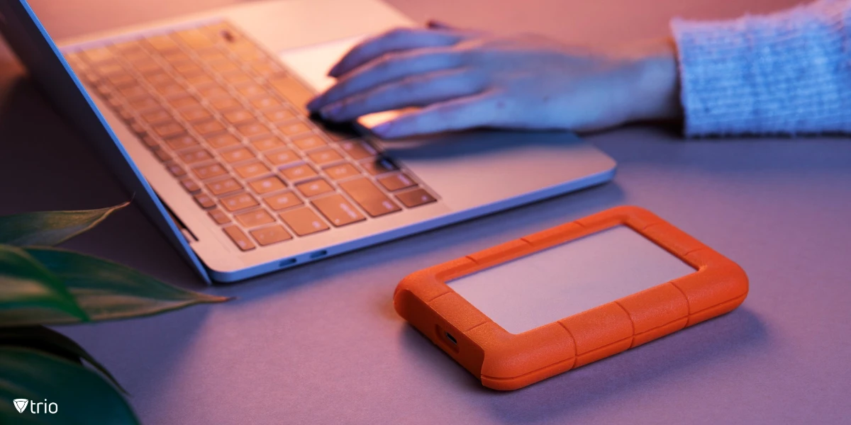 Eine externe Festplatte neben einem Laptop