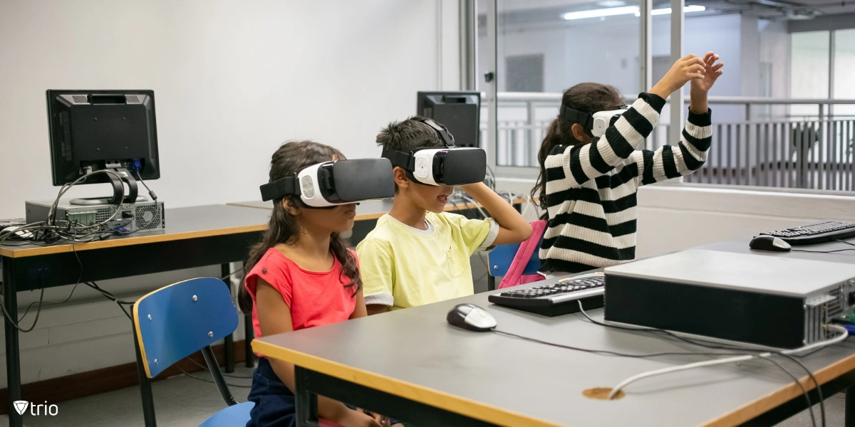 Schüler in einem Klassenzimmer, die mit virtueller Realität lernen