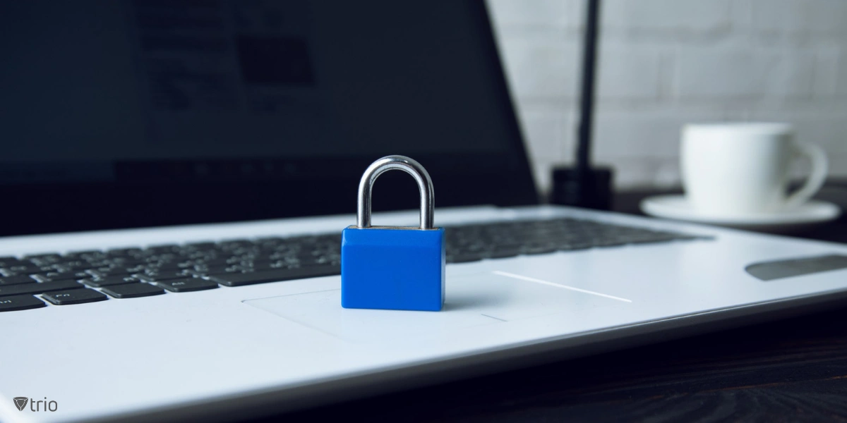 Nahaufnahme eines Laptops, der auf einem Schreibtisch steht, mit einem markanten blauen Schloss auf der Tastatur