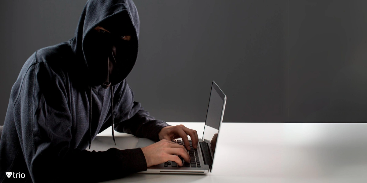 [Seitenansicht eines männlichen Hackers mit Laptop