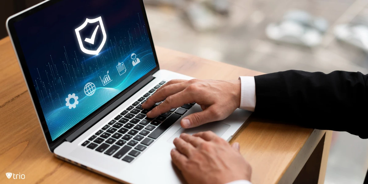 Nahaufnahme eines Mannes, der einen Laptop in einer Büroumgebung benutzt