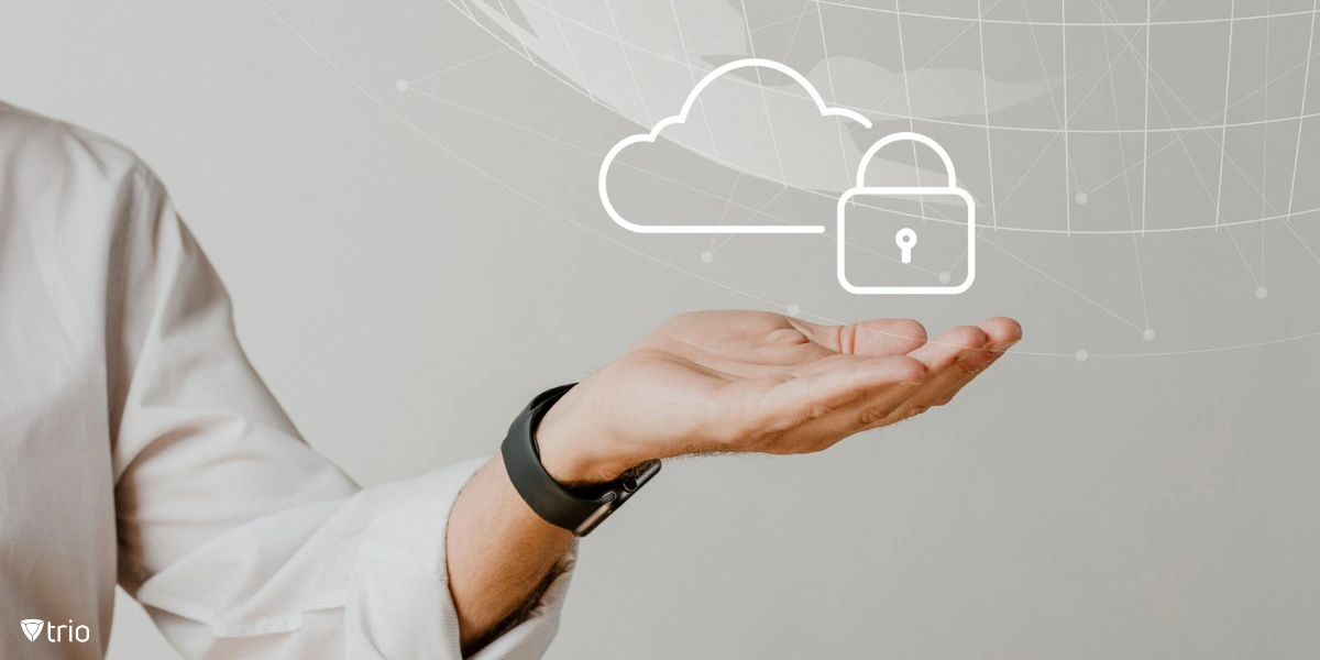 Eine Hand, die ein digitales Cloud-Symbol und ein Vorhängeschloss-Symbol hält