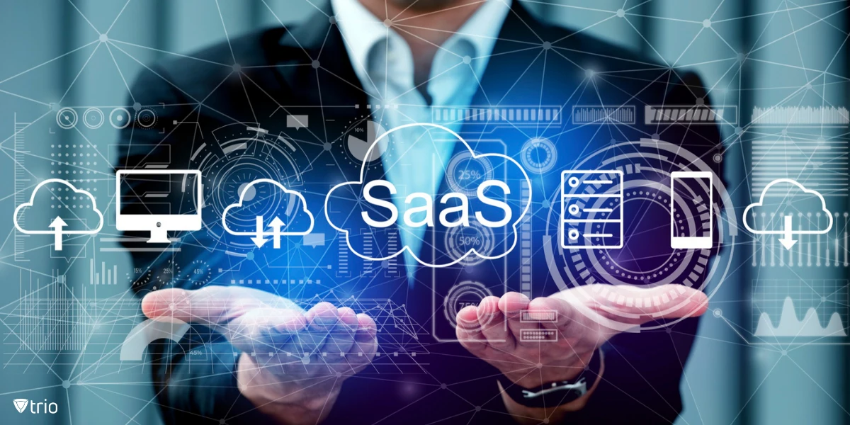 Ein IT-Manager streckt seine Hand über die verschiedenen Wolken aus, die jeweils mit einem Cloud-basierten Asset-Management-Symbol versehen sind