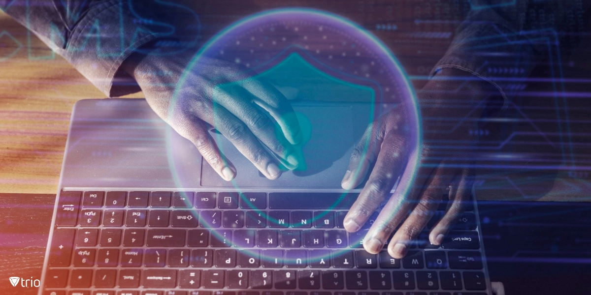 Person, die an einem Laptop arbeitet, mit visuellem Konzept eines Schutzschilds auf dem Bildschirm