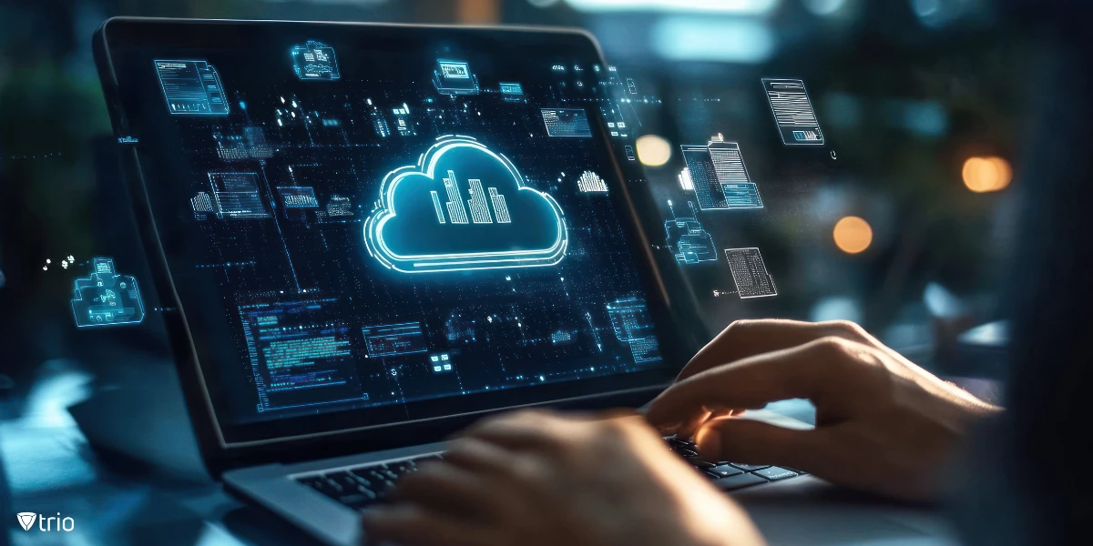 Nahaufnahme der Hände einer Person, die einen Laptop benutzt, mit Cloud-Speichersymbolen und mehreren Dateien, die den Bildschirm umgeben