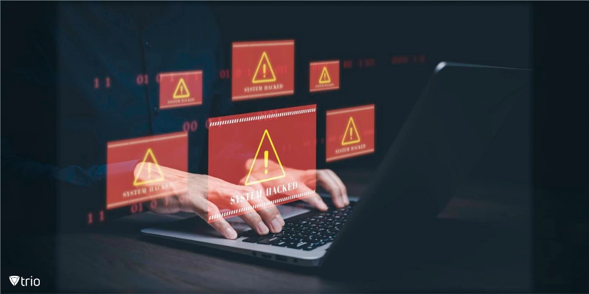 Mann arbeitet an einem Laptop mit dem Konzept eines gehackten Systems mit Warndreieck, das aus dem Bildschirm auftaucht