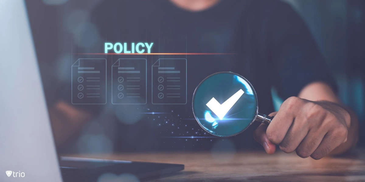 Mann zeigt mit einem Stift auf das visuelle Konzept von "Policy", das aus dem Laptop-Bildschirm kommt