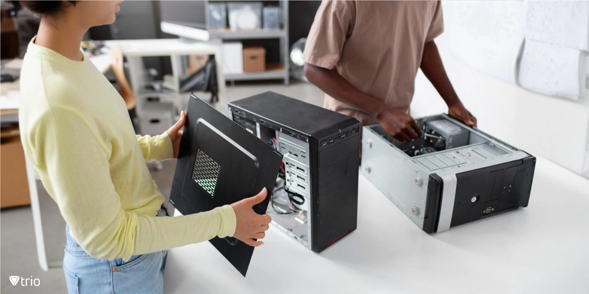 Personen, die Desktop-ähnliche Computer-Tower für herkömmliche Dateiserver montieren oder reparieren, die eine manuelle Einrichtung und Wartung erfordern, die häufig von IT-Personal durchgeführt wird