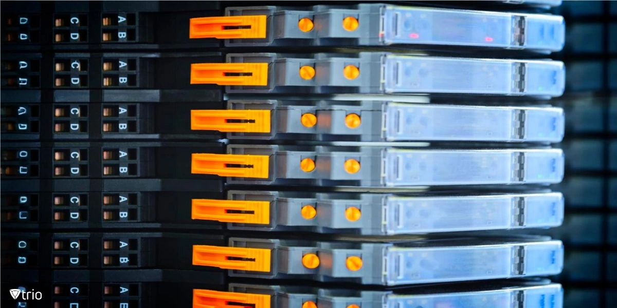 Eine Nahaufnahme mehrerer SSD-Laufwerke, die in einem Rack angeordnet sind und moderne NAS-Systeme oder Hochleistungsspeicherlösungen symbolisieren.