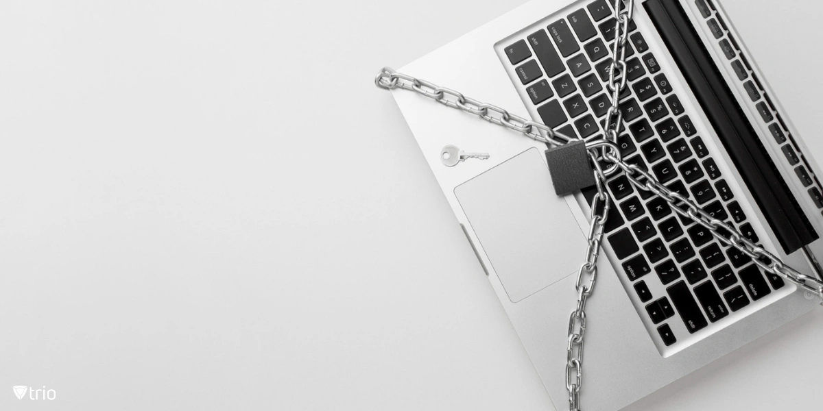 Ein professionelles Geschäftsumfeld, in dem ein älterer Mann in einem hellen Anzug und Krawatte einer Frau, die neben ihm steht, Informationen erklärt, die auf einem Bildschirm angezeigt werden. Der Bildschirm enthält Text und Tabellen.