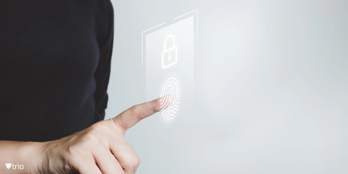 Person, die einen Fingerabdruck verwendet, um die virtuelle biometrische Sperre zu entsperren