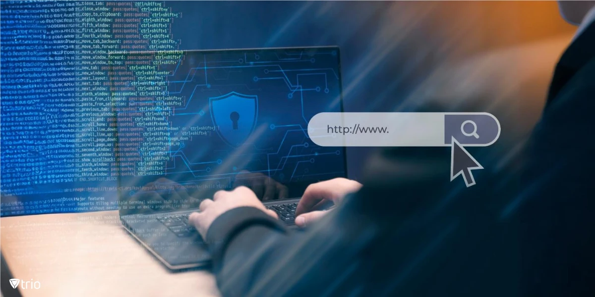 Person, die einen Laptop benutzt, der ein Schildsymbol auf dem Bildschirm anzeigt, mit einem HTML-Code-Hintergrund und einer Internet-Suchleiste, die aus dem Bildschirm hervortritt