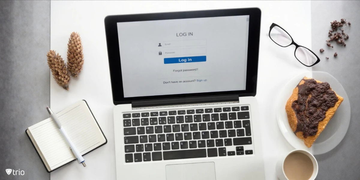 Ein Laptop, der auf einem Schreibtisch platziert wird und auf dem ein Anmeldebildschirm angezeigt wird. Der Bildschirm enthält Felder zur Eingabe einer E-Mail-Adresse und eines Passworts.