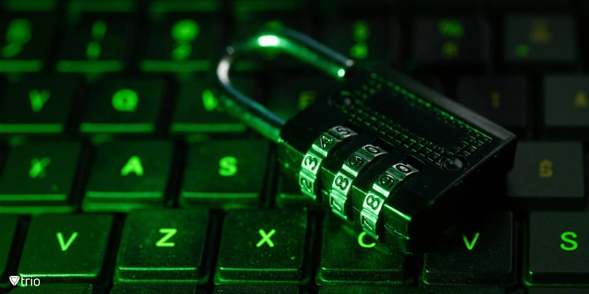 Nahaufnahme eines Kombinations-Vorhängeschlosses, das auf einer Computertastatur ruht