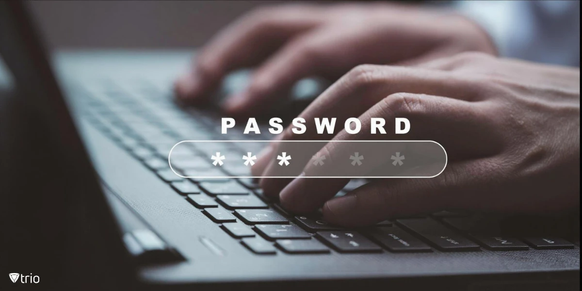 Hände tippen auf einer Laptoptastatur mit einem auf dem Bildschirm sichtbaren Passworteingabe-Overlay. Das Overlay zeigt das Wort "PASSWORD" und versteckte Zeichen (Sternchen