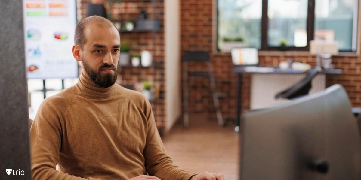 IT-Administrator mit Computer im Büro
