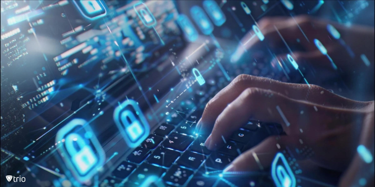 Person, die auf der Computertastatur tippt und das Konzept der Cybersicherheitssymbole hat