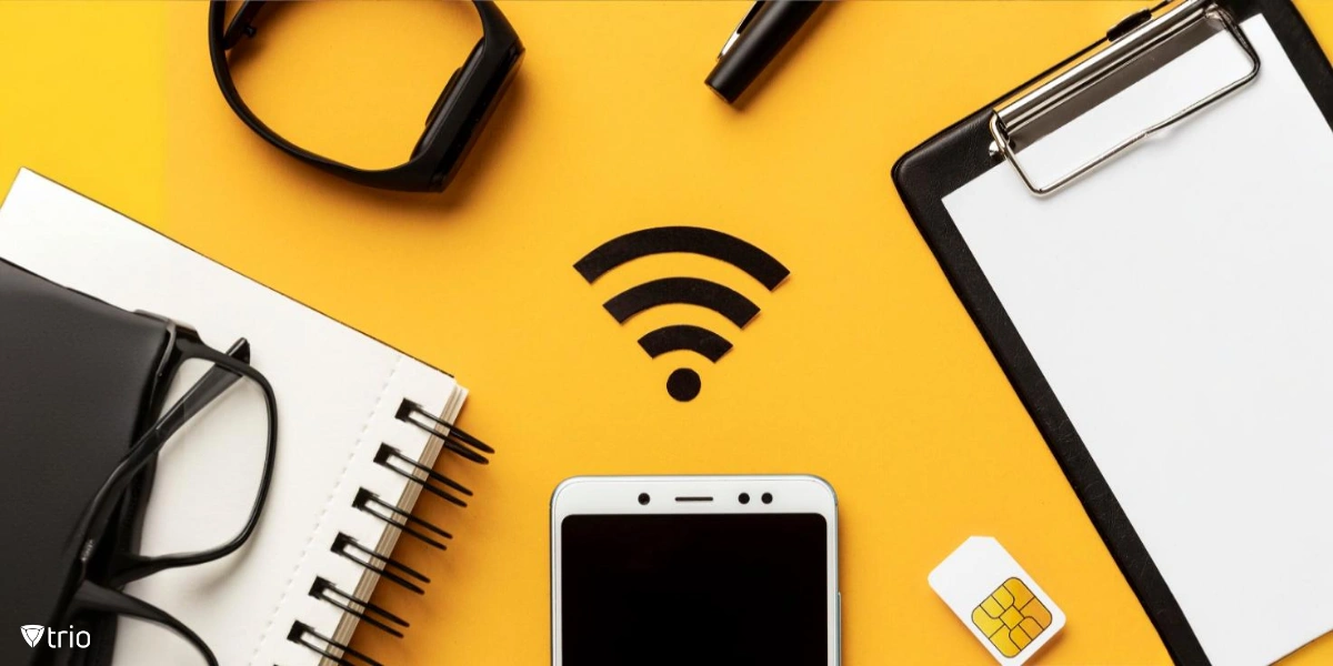 Eine Wohnung auf gelbem Hintergrund zeigt ein Smartphone, eine SIM-Karte, eine Brille, eine Smartwatch und ein Klemmbrett, das ein WLAN-Symbol umgibt.